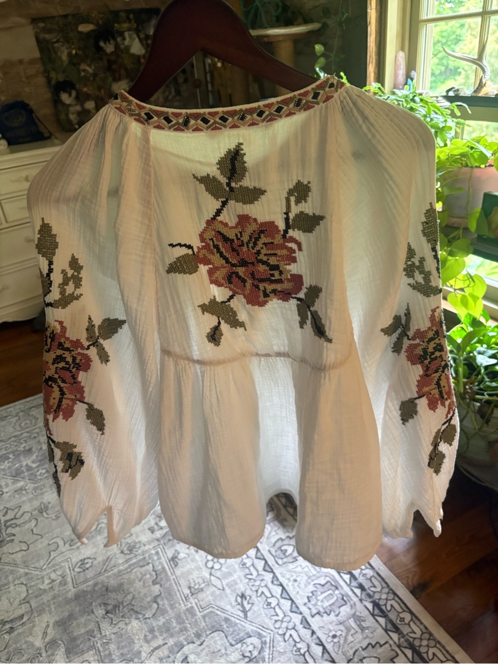 Zara White Embroidered Peasant Blouse with Rose Motif